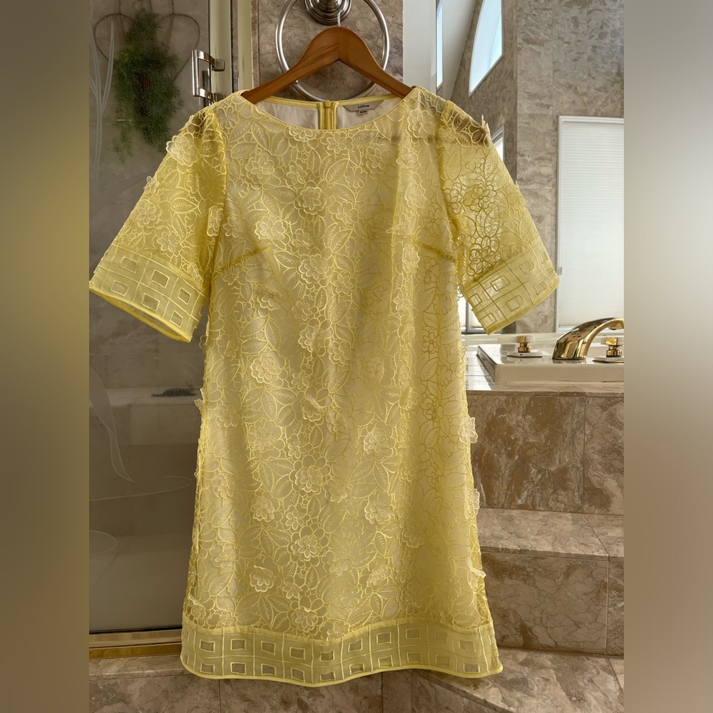 Yellow petal dress is as beautiful as a work of art